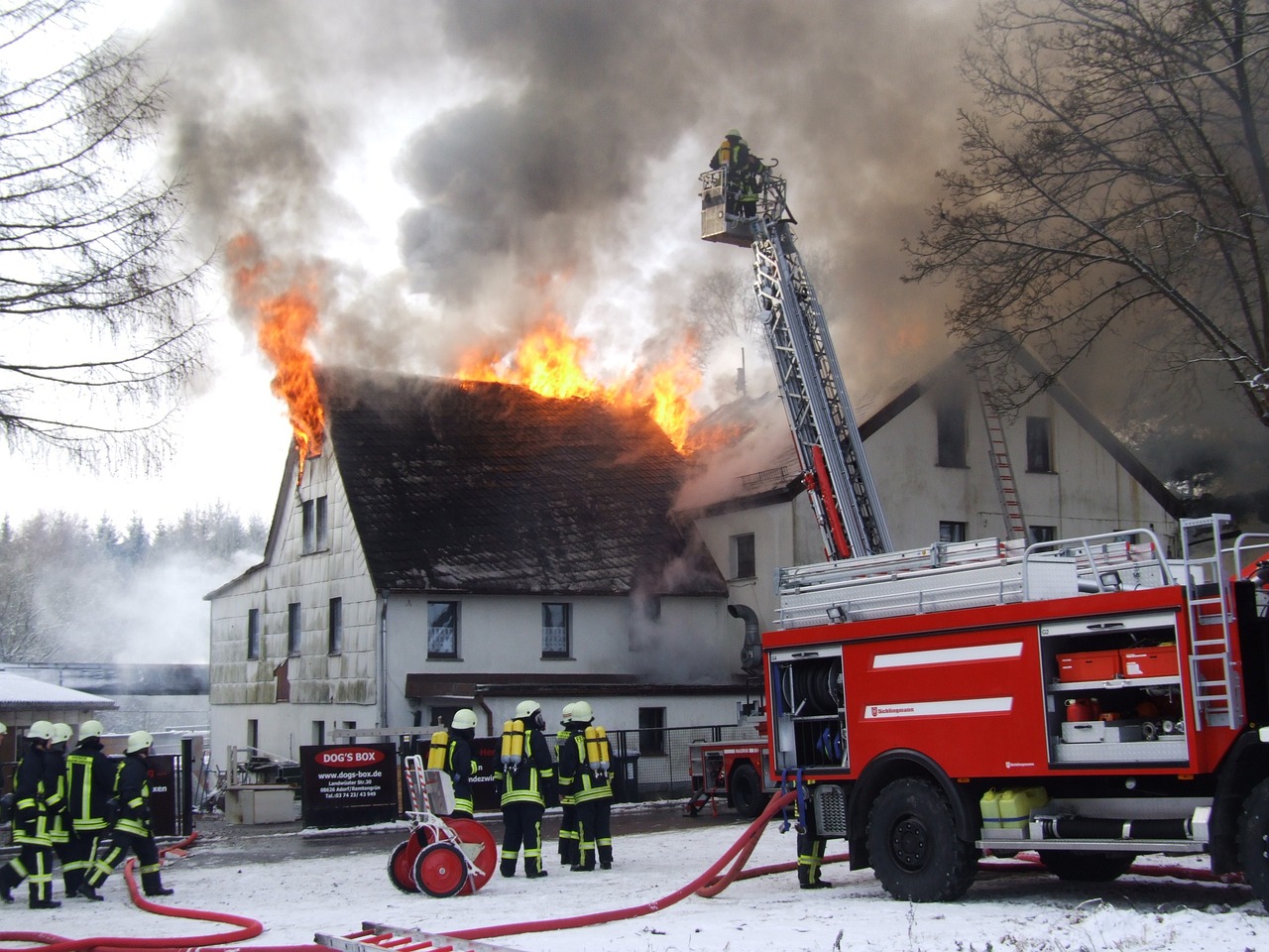 财政局大楼火灾疑云重重，人为纵火事件揭秘与警方的坚定回应